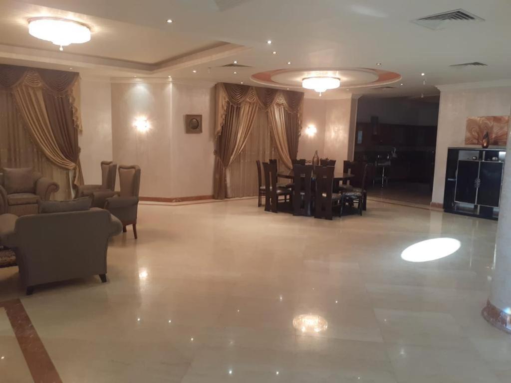 Super Luxurious With Large Landscape Areas Villa *
